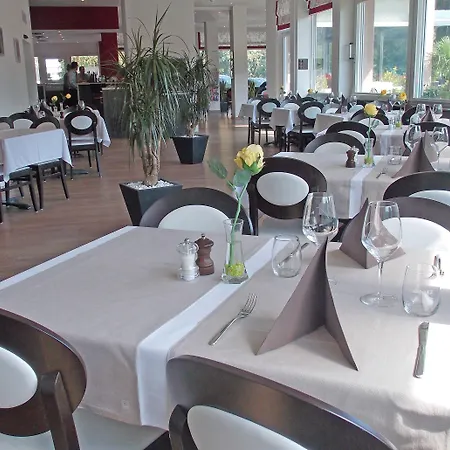 卡斯特尔酒店 3* 锡永